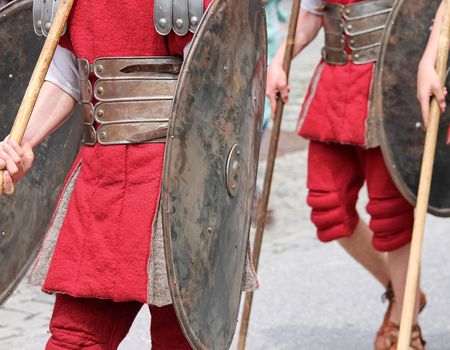 Fraaie Romeinse dolk ontdekt op vergeten slagveld in Zwitserland caligae