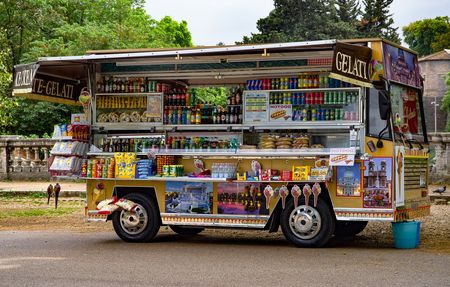 De grote bazen van de Romeinse straatverkopers camionbar
