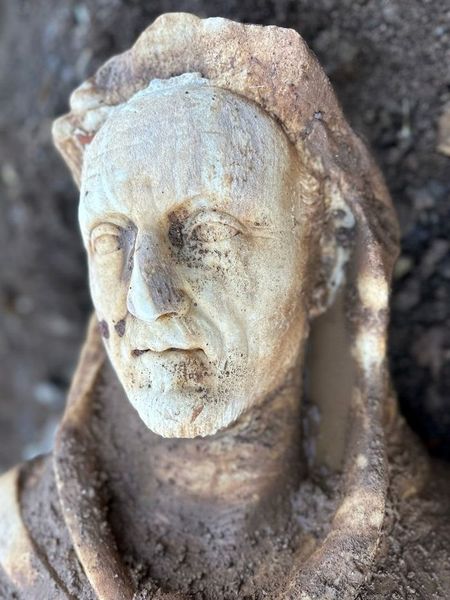 Levensgroot marmeren beeld van man verkleed als Hercules ontdekt in Rome Hercules (9)