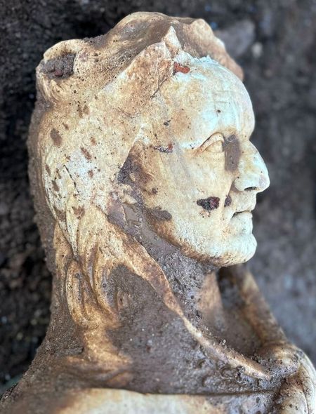 Levensgroot marmeren beeld van man verkleed als Hercules ontdekt in Rome Hercules