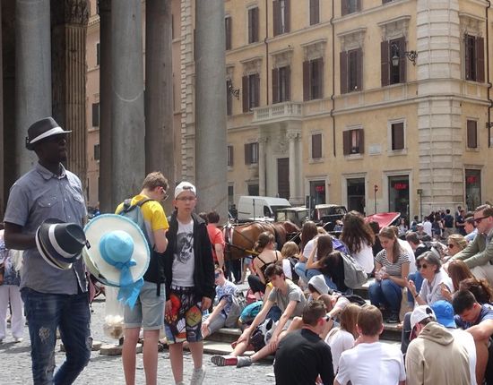 Rome pakt illegale straatverkopers aan illegaleverkoop(4)