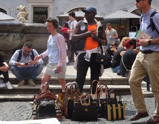 Rome pakt illegale straatverkopers aan illegaleverkoop(5)