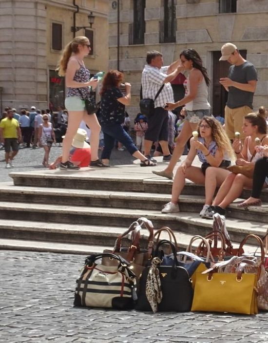 Rome pakt illegale straatverkopers aan illegaleverkoop(7)