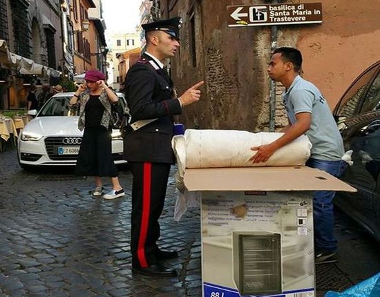 Rome pakt illegale straatverkopers aan illegaleverkoop(9)