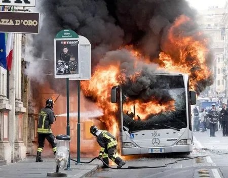 Mysterie van de brandende bussen in Rome opgelost atacbus(7)