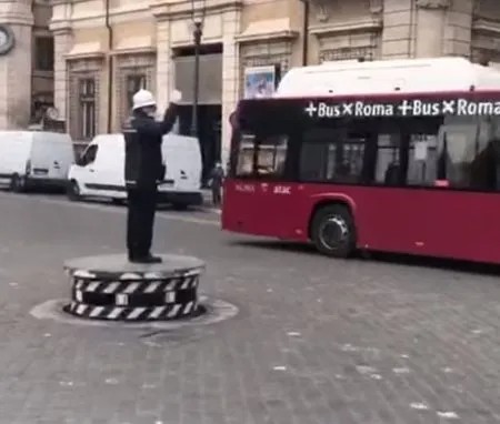 Iconisch verkeersplatform op Piazza Venezia opnieuw in werking ilvigile2