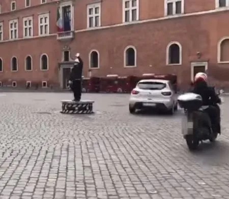 Iconisch verkeersplatform op Piazza Venezia opnieuw in werking ilvigile1