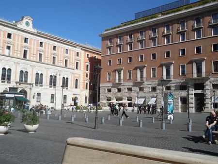 Eindelijk bomen op Piazza di San Silvestro silvestro