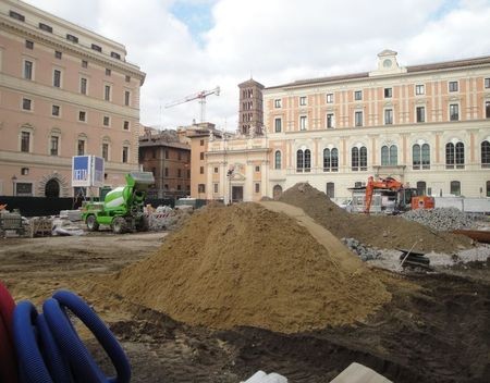 Eindelijk bomen op Piazza di San Silvestro silvestro(4)