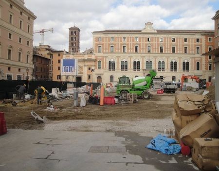 Eindelijk bomen op Piazza di San Silvestro silvestro(2)