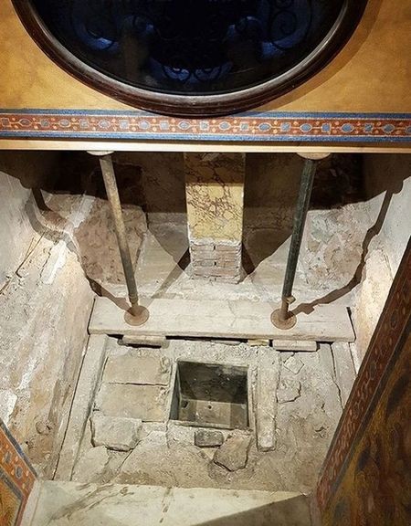 Wetenschappers onderzoeken relikwieën in de Santi XII Apostoli-basiliek reliposto(3)