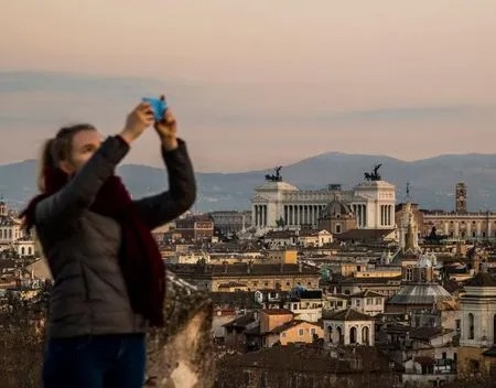 Reisbegeleiders, stadsgidsen en touroperators betogen in Rome toerismerome(1)