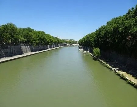 Elektrische boten op de Tiber en kabelbanen boven Rome tevere(1)