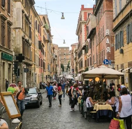 Horecasector in Rome woedend na uitspraak dat beperkingen nog tot maart zullen duren restaurantstraat