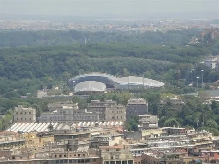Voetballen boven een 2000 jaar oude necropolis parcodellamusica2