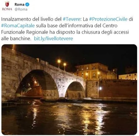 Tiber bereikt alarmpeil, toegang tot de kaaimuren afgesloten tibertweet