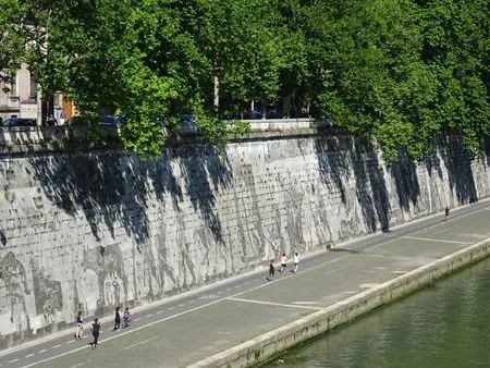 Tiber bereikt alarmpeil, toegang tot de kaaimuren afgesloten kaaimuur