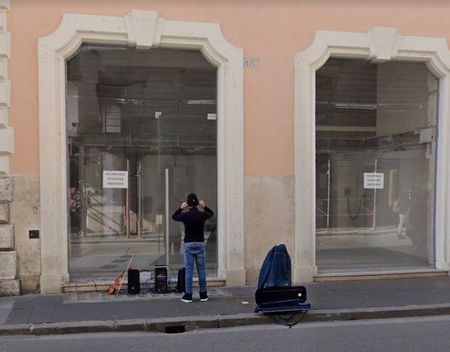 Winkeliers in Rome proberen te overleven handel(10)
