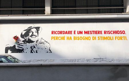 Zes streetart-kunstenaars brengen hulde aan Gigi Proietti proietti6