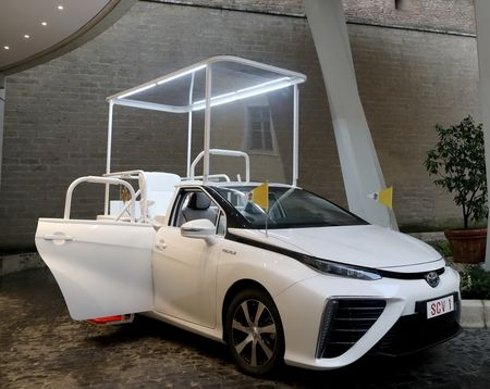 Nieuwe pausmobiel rijdt op waterstof toyotapausmobiel (2)
