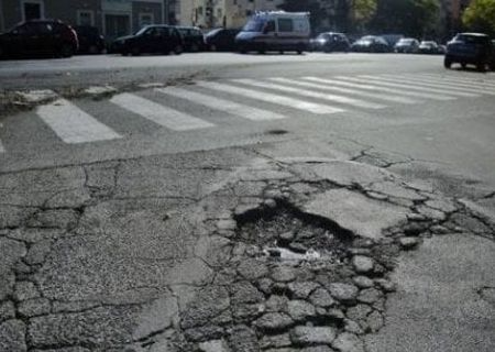 Slechte wegen kosten Rome miljoenen euro’s aan schadevergoeding straatinslechtestaat
