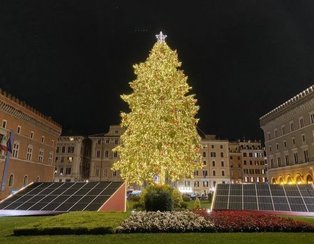 Kerstboom wordt verlicht met groene energie kerstboom_zonnepanelen_2022