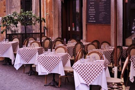 Heel Italië in quarantaine geplaatst legetafels