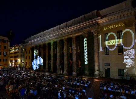 Elke avond gratis lichtshow aan Tempel van Hadrianus op Piazza di Pietra lucisuadriano (1)