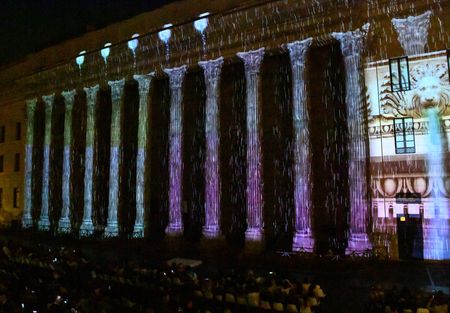 Elke avond gratis lichtshow aan Tempel van Hadrianus op Piazza di Pietra lucisuadriano (2)