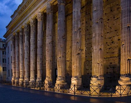 Elke avond gratis lichtshow aan Tempel van Hadrianus op Piazza di Pietra lucisuadriano (4)