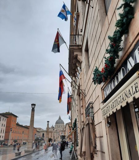 Vlaggen van Oekraïne en Rusland wapperen in Rome op hetzelfde pand oekraine