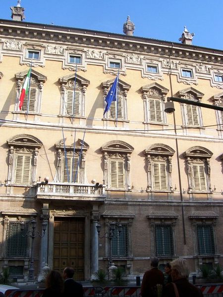 Klimaatactivisten die gevel van de Senaat met verf bespoten riskeren drie jaar cel palazzo_madama