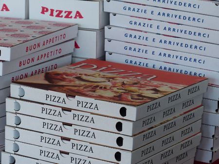 Amerikaanse pizzaketen vertrekt uit Italië wegens te weinig klanten pizzadozen