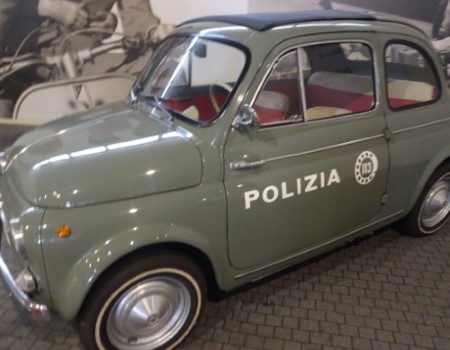 Een museum gevuld met politiewagens Polizia (1)