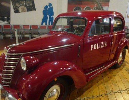 Een museum gevuld met politiewagens Polizia (2)
