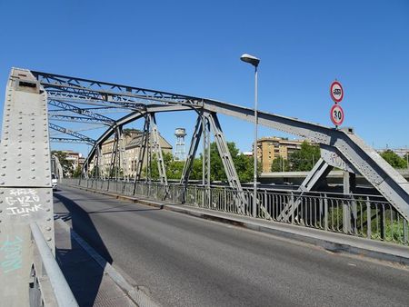 Historische brug in Rome schiet in brand en stort in Tiber ponte_di_ferro (2)