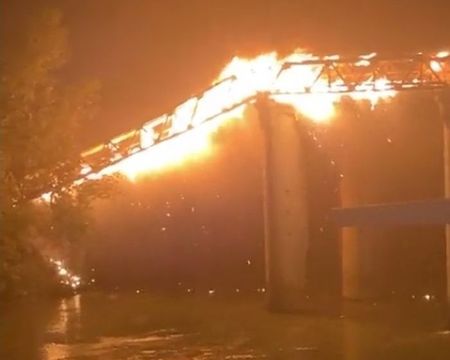 Historische brug in Rome schiet in brand en stort in Tiber ponte_di_ferro (3)