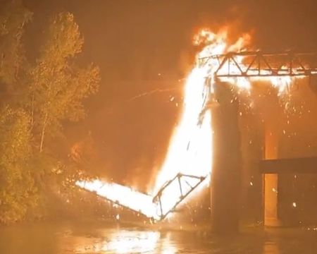 Historische brug in Rome schiet in brand en stort in Tiber ponte_di_ferro (5)