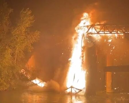 Historische brug in Rome schiet in brand en stort in Tiber ponte_di_ferro (6)