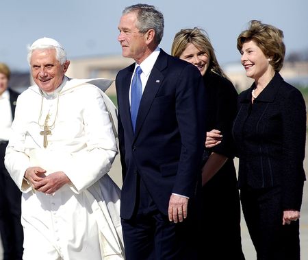 Paus emeritus Benedictus XVI (95) overleden in Vaticaanstad ratzinger_bush