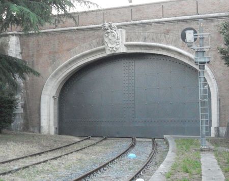 Het treinstation en de spoorlijn van Vaticaanstad station_vaticaan (13)