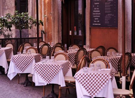 Restaurants in Rome snakken naar toeristen terrasstoelen