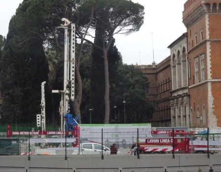 Voorbereiding metrowerken zorgt voor extra verkeersdrukte op Piazza Venezia veneziametro (1)