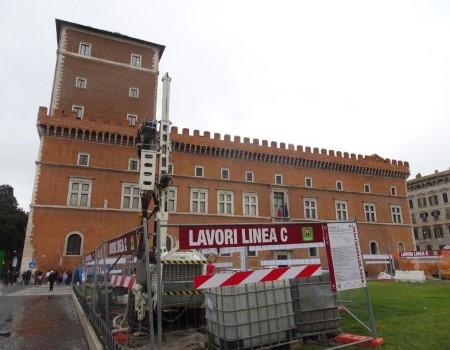 Voorbereiding metrowerken zorgt voor extra verkeersdrukte op Piazza Venezia veneziametro (16)
