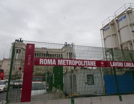 Voorbereiding metrowerken zorgt voor extra verkeersdrukte op Piazza Venezia veneziametro (17)