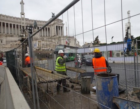 Voorbereiding metrowerken zorgt voor extra verkeersdrukte op Piazza Venezia veneziametro (18)