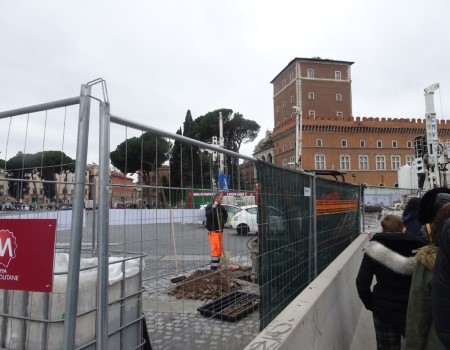 Voorbereiding metrowerken zorgt voor extra verkeersdrukte op Piazza Venezia veneziametro (19)