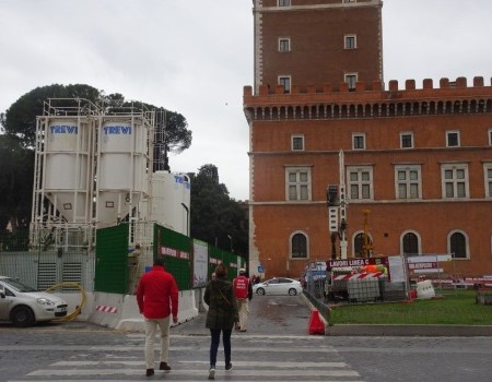 Voorbereiding metrowerken zorgt voor extra verkeersdrukte op Piazza Venezia veneziametro (3)