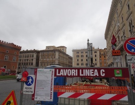 Voorbereiding metrowerken zorgt voor extra verkeersdrukte op Piazza Venezia veneziametro (4)