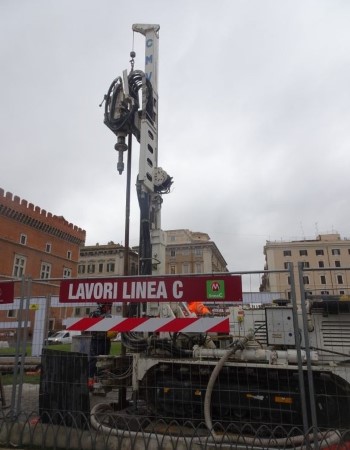 Voorbereiding metrowerken zorgt voor extra verkeersdrukte op Piazza Venezia veneziametro (5)